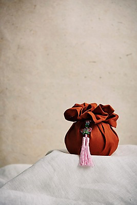 포토 JPG 스튜디오촬영 전통 명절 복주머니 전통소품 실내 사람없음 추석 천 노리개 국내포토 기념일 내부 직물 오브젝트 파일형식