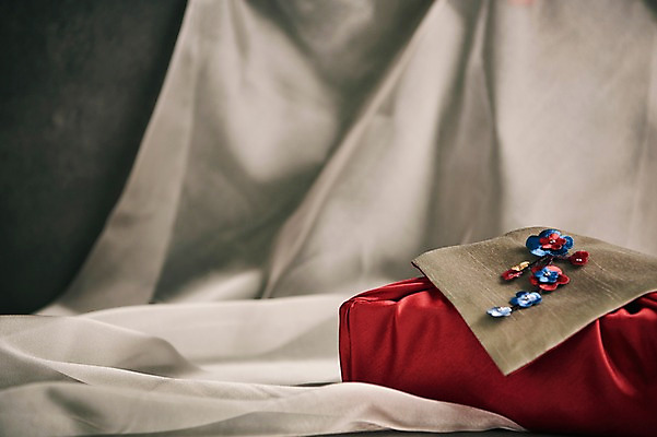 포토 JPG 스튜디오촬영 전통 명절 포장 전통소품 실내 사람없음 아웃포커스 추석 천 브로치 푸트나수도원 국내포토 기념일 장신구 촬영기법 내부 직물 오브젝트 수도원 루마니아 파일형식