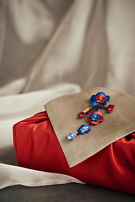 포토 JPG 스튜디오촬영 전통 명절 전통소품 실내 선물 사람없음 아웃포커스 추석 천 자수 브로치 추석선물 국내포토 기념일 장신구 촬영기법 내부 직물 오브젝트 파일형식 명절선물