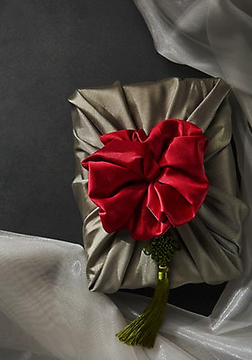 포토 JPG 스튜디오촬영 전통 명절 포장 전통소품 실내 선물 사람없음 하이앵글 추석 천 노리개 추석선물 국내포토 기념일 뷰포인트 내부 직물 오브젝트 파일형식 명절선물