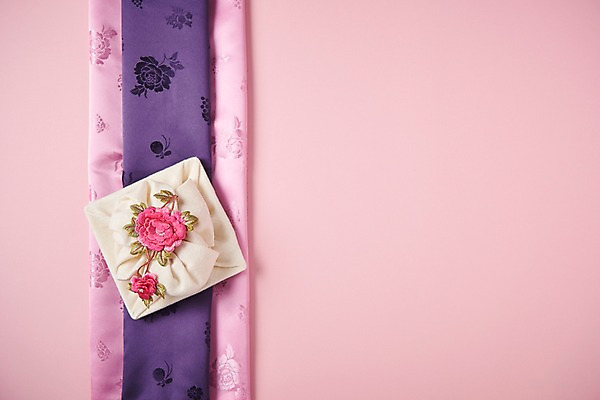 포토 JPG 스튜디오촬영 전통 명절 꽃 전통소품 실내 사람없음 하이앵글 추석 천 매듭 자수 플랫레이 국내포토 식물 기념일 뷰포인트 내부 직물 플랫 오브젝트 파일형식