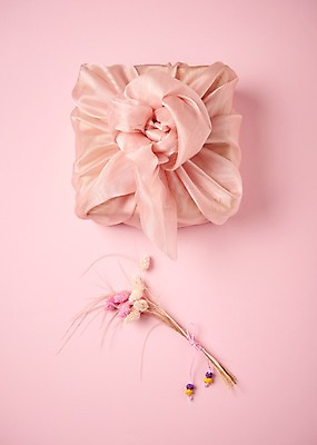 포토 JPG 스튜디오촬영 전통 명절 꽃 포장 전통소품 실내 선물 사람없음 하이앵글 추석 천 추석선물 플랫레이 국내포토 식물 기념일 뷰포인트 내부 직물 플랫 오브젝트 파일형식 명절선물