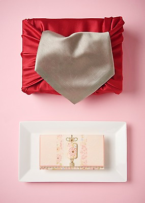 포토 JPG 스튜디오촬영 전통 접시 명절 포장 편지봉투 전통소품 실내 선물 사람없음 하이앵글 추석 천 추석선물 플랫레이 국내포토 식기 기념일 뷰포인트 봉투 내부 직물 플랫 편지 오브젝트 파일형식 명절선물