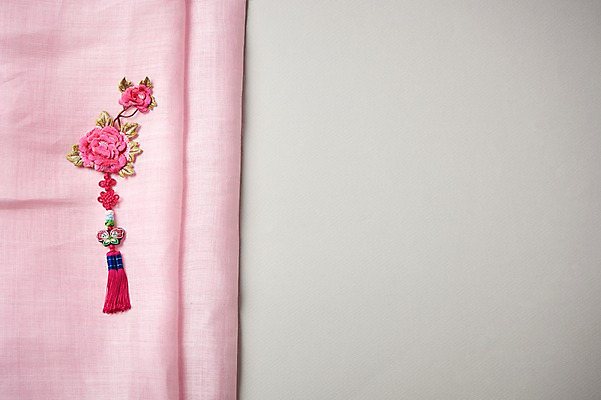 포토 JPG 스튜디오촬영 전통 명절 꽃 전통소품 실내 사람없음 추석 천 노리개 자수 국내포토 식물 기념일 내부 직물 오브젝트 파일형식