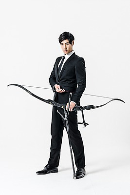 포토 JPG 스튜디오촬영 전신 남자 화살 실내 한명 서기 들기 정장 20대 성인 앞모습 한국인 비즈니스맨 활 양궁 성인남자한명만 국내포토 1 옷 스포츠 뷰포인트 비즈니스 모션 사람 동양인 청년 내부 직장인 남자한명만 성인남자만 파일형식