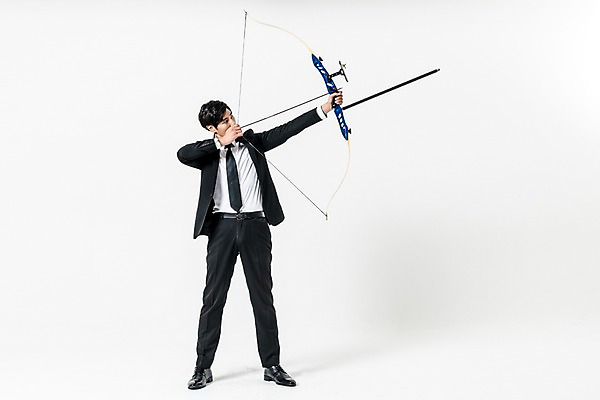 포토 JPG 스튜디오촬영 전신 남자 화살 실내 한명 서기 들기 정장 20대 성인 앞모습 한국인 비즈니스맨 활 양궁 조준 성인남자한명만 국내포토 1 옷 스포츠 뷰포인트 비즈니스 모션 사람 동양인 청년 내부 직장인 남자한명만 성인남자만 파일형식