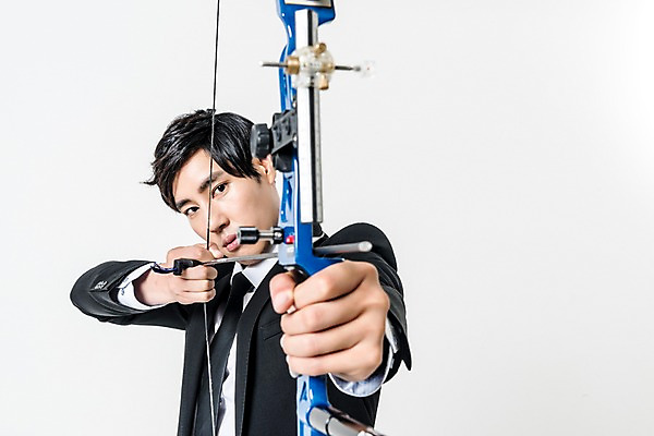 포토 JPG 스튜디오촬영 남자 화살 실내 한명 들기 정장 상반신 20대 성인 앞모습 한국인 비즈니스맨 활 양궁 조준 성인남자한명만 국내포토 1 옷 스포츠 뷰포인트 비즈니스 모션 사람 동양인 청년 내부 직장인 남자한명만 성인남자만 파일형식