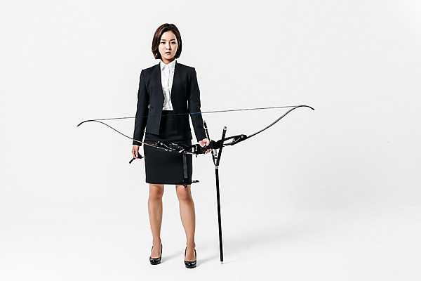 포토 JPG 스튜디오촬영 전신 여자 화살 실내 한명 서기 들기 정장 20대 성인 앞모습 한국인 비즈니스우먼 활 양궁 치마정장 성인여자한명만 국내포토 1 옷 스포츠 뷰포인트 비즈니스 모션 사람 동양인 청년 내부 치마 직장인 여자한명만 성인여자만 파일형식