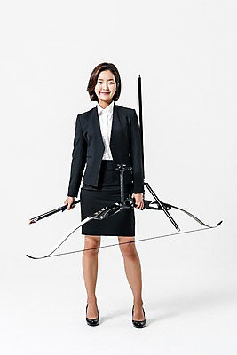 포토 JPG 스튜디오촬영 전신 여자 화살 실내 한명 서기 미소 들기 정장 20대 성인 앞모습 한국인 비즈니스우먼 활 양궁 치마정장 성인여자한명만 국내포토 1 옷 스포츠 뷰포인트 비즈니스 모션 표정 사람 동양인 청년 내부 치마 직장인 여자한명만 성인여자만 파일형식