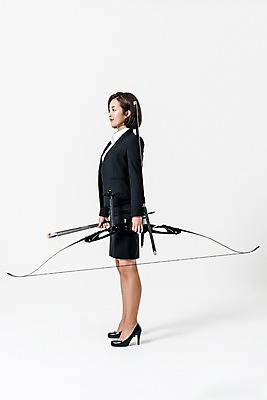 포토 JPG 스튜디오촬영 전신 여자 화살 실내 한명 서기 들기 정장 20대 성인 옆모습 한국인 비즈니스우먼 활 양궁 치마정장 성인여자한명만 국내포토 1 옷 스포츠 뷰포인트 비즈니스 모션 사람 동양인 청년 내부 치마 직장인 여자한명만 성인여자만 파일형식
