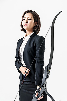 포토 JPG 스튜디오촬영 여자 화살 실내 한명 들기 정장 상반신 20대 성인 앞모습 한국인 비즈니스우먼 활 양궁 치마정장 성인여자한명만 국내포토 1 옷 스포츠 뷰포인트 비즈니스 모션 사람 동양인 청년 내부 치마 직장인 여자한명만 성인여자만 파일형식 직업 하의 인종 여자만 성인만