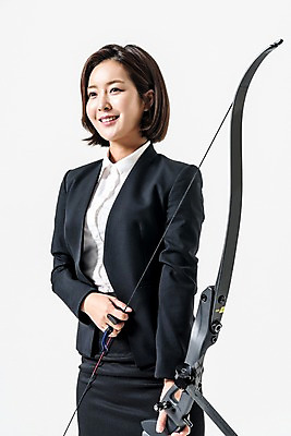 포토 JPG 스튜디오촬영 여자 화살 실내 한명 웃음 들기 정장 상반신 20대 성인 앞모습 한국인 비즈니스우먼 활 양궁 치마정장 성인여자한명만 국내포토 1 옷 스포츠 뷰포인트 비즈니스 모션 표정 사람 동양인 청년 내부 치마 직장인 여자한명만 성인여자만 파일형식