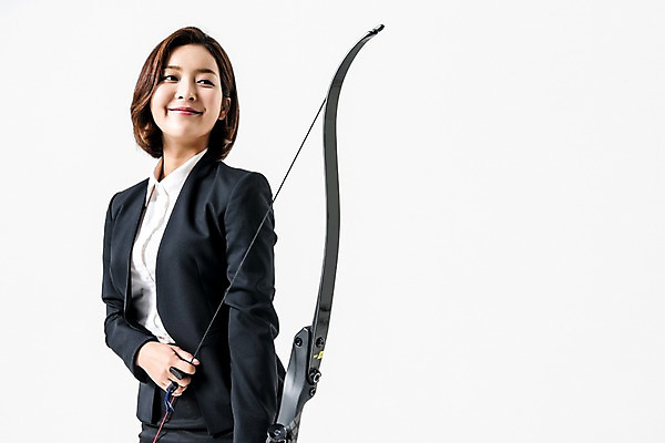 포토 JPG 스튜디오촬영 여자 화살 실내 한명 미소 들기 정장 상반신 20대 성인 앞모습 한국인 비즈니스우먼 활 양궁 성인여자한명만 국내포토 1 옷 스포츠 뷰포인트 비즈니스 모션 표정 사람 동양인 청년 내부 직장인 여자한명만 성인여자만 파일형식