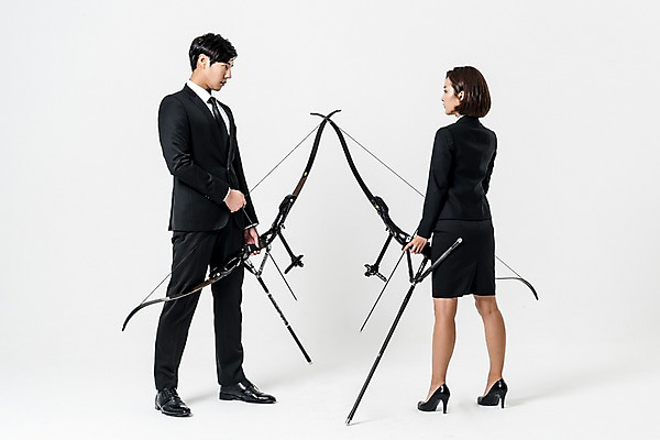 포토 JPG 스튜디오촬영 전신 여자 남자 화살 실내 서기 들기 정장 20대 성인 두명 옆모습 마주보기 한국인 비즈니스맨 비즈니스우먼 활 양궁 치마정장 성인만 국내포토 옷 스포츠 뷰포인트 비즈니스 모션 사람 동양인 청년 내부 치마 직장인 파일형식