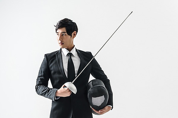 포토 JPG 스튜디오촬영 응시 남자 실내 한명 들기 정장 상반신 20대 성인 앞모습 한국인 비즈니스맨 헬멧 보호장비 펜싱 펜싱검 성인남자한명만 국내포토 1 시선 옷 스포츠 뷰포인트 비즈니스 모션 사람 동양인 청년 내부 장비 직장인 펜싱용품 남자한명만 성인남자만 파일형식