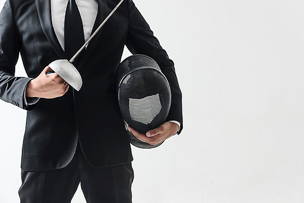 포토 JPG 스튜디오촬영 남자 실내 한명 들기 정장 상반신 20대 성인 앞모습 한국인 비즈니스맨 헬멧 보호장비 펜싱 펜싱검 성인남자한명만 국내포토 1 옷 스포츠 뷰포인트 비즈니스 모션 사람 동양인 청년 내부 장비 직장인 펜싱용품 남자한명만 성인남자만 파일형식