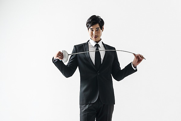 포토 JPG 스튜디오촬영 남자 실내 한명 미소 들기 정장 상반신 20대 성인 앞모습 만지기 한국인 비즈니스맨 펜싱 펜싱검 성인남자한명만 국내포토 1 옷 스포츠 뷰포인트 비즈니스 모션 표정 사람 동양인 청년 내부 직장인 펜싱용품 남자한명만 성인남자만 파일형식 직업 스포츠용품 인종 남자만 성인만 오브젝트