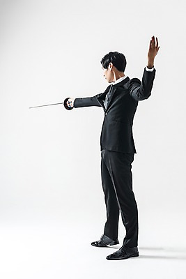 포토 JPG 스튜디오촬영 전신 남자 실내 한명 서기 정장 20대 성인 옆모습 한국인 비즈니스맨 펜싱 찌르기 펜싱검 성인남자한명만 국내포토 1 옷 스포츠 뷰포인트 비즈니스 모션 사람 동양인 청년 내부 직장인 펜싱용품 남자한명만 성인남자만 파일형식