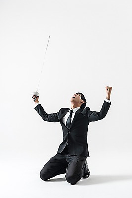 포토 JPG 스튜디오촬영 전신 남자 실내 한명 앉기 정장 20대 성인 앞모습 기쁨 한국인 우승 비즈니스맨 무릎꿇기 펜싱 펜싱검 성인남자한명만 국내포토 1 옷 감정 스포츠 뷰포인트 비즈니스 모션 사람 동양인 청년 내부 최고 직장인 펜싱용품 남자한명만 성인남자만 파일형식