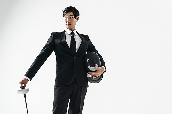 포토 JPG 스튜디오촬영 남자 실내 한명 들기 정장 상반신 20대 성인 앞모습 한국인 비즈니스맨 헬멧 보호장비 펜싱 펜싱검 성인남자한명만 국내포토 1 옷 스포츠 뷰포인트 비즈니스 모션 사람 동양인 청년 내부 장비 직장인 펜싱용품 남자한명만 성인남자만 파일형식