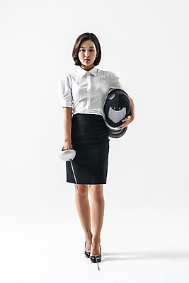 포토 JPG 스튜디오촬영 전신 여자 실내 한명 서기 들기 정장 20대 성인 앞모습 한국인 비즈니스우먼 헬멧 펜싱 펜싱검 성인여자한명만 국내포토 1 옷 스포츠 뷰포인트 비즈니스 모션 사람 동양인 청년 내부 직장인 보호장비 펜싱용품 여자한명만 성인여자만 파일형식