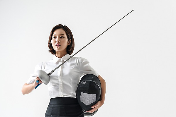 포토 JPG 스튜디오촬영 여자 실내 한명 들기 정장 상반신 20대 성인 앞모습 한국인 비즈니스우먼 헬멧 펜싱 펜싱검 성인여자한명만 국내포토 1 옷 스포츠 뷰포인트 비즈니스 모션 사람 동양인 청년 내부 직장인 보호장비 펜싱용품 여자한명만 성인여자만 파일형식