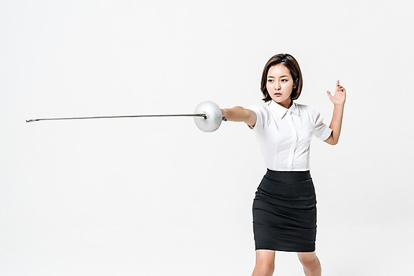 포토 JPG 스튜디오촬영 여자 실내 한명 서기 들기 정장 상반신 20대 성인 앞모습 한국인 비즈니스우먼 펜싱 치마정장 찌르기 펜싱검 성인여자한명만 국내포토 1 옷 스포츠 뷰포인트 비즈니스 모션 사람 동양인 청년 내부 치마 직장인 펜싱용품 여자한명만 성인여자만 파일형식 직업 스포츠용품 하의 인종 여자만 성인만 오브젝트