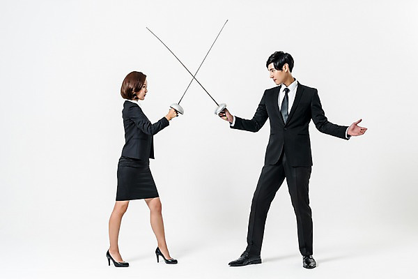 포토 JPG 스튜디오촬영 전신 여자 남자 실내 서기 들기 정장 20대 성인 두명 옆모습 경쟁 한국인 비즈니스맨 비즈니스우먼 펜싱 치마정장 펜싱검 성인만 국내포토 옷 스포츠 뷰포인트 컨셉 비즈니스 모션 사람 동양인 청년 내부 치마 직장인 펜싱용품 파일형식 직업 스포츠용품 하의 인종 오브젝트