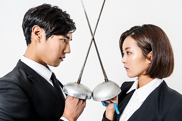 포토 JPG 스튜디오촬영 여자 남자 실내 들기 정장 상반신 20대 성인 두명 옆모습 경쟁 한국인 비즈니스맨 비즈니스우먼 펜싱 펜싱검 성인만 국내포토 옷 스포츠 뷰포인트 컨셉 비즈니스 모션 사람 동양인 청년 내부 직장인 펜싱용품 파일형식