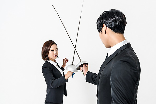 포토 JPG 스튜디오촬영 여자 남자 실내 들기 정장 상반신 20대 성인 두명 옆모습 경쟁 한국인 비즈니스맨 비즈니스우먼 펜싱 펜싱검 성인만 국내포토 옷 스포츠 뷰포인트 컨셉 비즈니스 모션 사람 동양인 청년 내부 직장인 펜싱용품 파일형식 직업 스포츠용품 인종 오브젝트