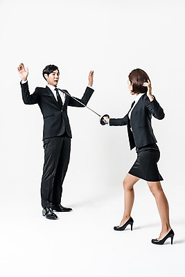 포토 JPG 스튜디오촬영 전신 여자 남자 실내 서기 들기 정장 20대 성인 두명 앞모습 옆모습 경쟁 한국인 비즈니스맨 비즈니스우먼 펜싱 치마정장 찌르기 펜싱검 항복 성인만 국내포토 옷 스포츠 뷰포인트 컨셉 비즈니스 모션 사람 동양인 청년 내부 치마 직장인 펜싱용품 파일형식