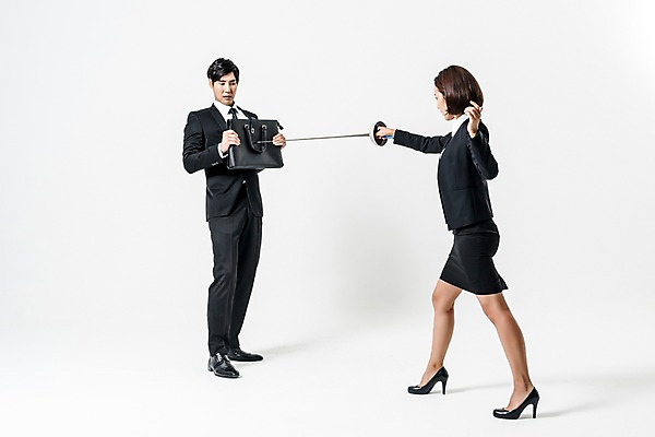 포토 JPG 스튜디오촬영 전신 여자 남자 서류가방 실내 서기 들기 정장 20대 성인 두명 옆모습 경쟁 한국인 비즈니스맨 비즈니스우먼 펜싱 치마정장 찌르기 펜싱검 항복 성인만 국내포토 옷 스포츠 뷰포인트 컨셉 가방 비즈니스 모션 사람 동양인 청년 내부 치마 직장인 펜싱용품 파일형식