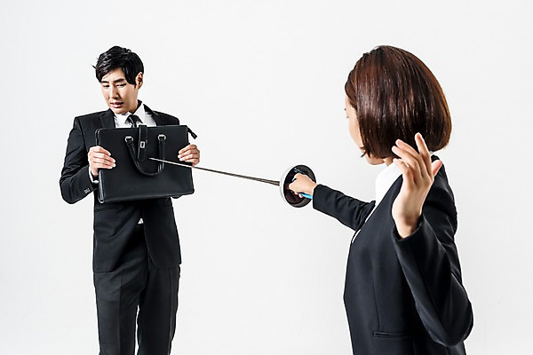 포토 JPG 스튜디오촬영 여자 남자 서류가방 실내 들기 정장 상반신 20대 성인 두명 앞모습 옆모습 경쟁 한국인 비즈니스맨 비즈니스우먼 펜싱 찌르기 펜싱검 성인만 국내포토 옷 스포츠 뷰포인트 컨셉 가방 비즈니스 모션 사람 동양인 청년 내부 직장인 펜싱용품 파일형식 직업 잡화 스포츠용품 인종 오브젝트