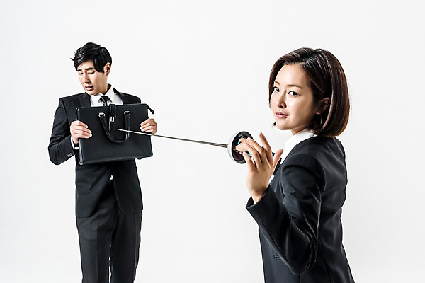 포토 JPG 스튜디오촬영 여자 남자 서류가방 실내 들기 정장 상반신 20대 성인 두명 앞모습 옆모습 경쟁 한국인 비즈니스맨 비즈니스우먼 펜싱 찌르기 펜싱검 성인만 국내포토 옷 스포츠 뷰포인트 컨셉 가방 비즈니스 모션 사람 동양인 청년 내부 직장인 펜싱용품 파일형식