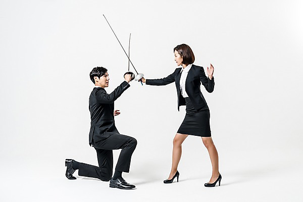 포토 JPG 스튜디오촬영 전신 여자 남자 실내 서기 들기 앉기 정장 20대 성인 두명 옆모습 경쟁 한국인 비즈니스맨 비즈니스우먼 펜싱 치마정장 펜싱검 성인만 국내포토 옷 스포츠 뷰포인트 컨셉 비즈니스 모션 사람 동양인 청년 내부 치마 직장인 펜싱용품 파일형식 직업 스포츠용품 하의 인종 오브젝트