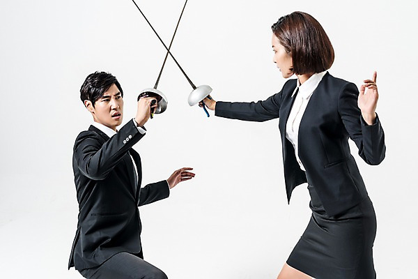 포토 JPG 스튜디오촬영 여자 남자 실내 들기 정장 상반신 20대 성인 두명 옆모습 경쟁 한국인 비즈니스맨 비즈니스우먼 펜싱 펜싱검 성인만 국내포토 옷 스포츠 뷰포인트 컨셉 비즈니스 모션 사람 동양인 청년 내부 직장인 펜싱용품 파일형식 직업 스포츠용품 인종 오브젝트