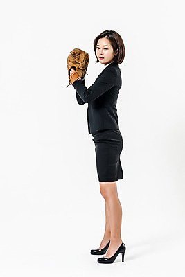 포토 JPG 스튜디오촬영 전신 응시 여자 실내 한명 서기 정장 20대 성인 옆모습 야구 한국인 야구글러브 비즈니스우먼 치마정장 성인여자한명만 국내포토 1 시선 옷 뷰포인트 비즈니스 모션 사람 동양인 청년 내부 치마 구기 글러브 직장인 여자한명만 성인여자만 파일형식