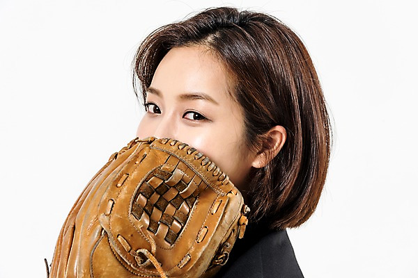 포토 JPG 스튜디오촬영 여자 실내 한명 정장 상반신 20대 성인 옆모습 야구 한국인 야구글러브 비즈니스우먼 얼굴가리기 성인여자한명만 국내포토 1 옷 뷰포인트 비즈니스 사람 동양인 청년 내부 구기 글러브 가림 직장인 여자한명만 성인여자만 파일형식