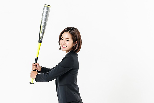 포토 JPG 스튜디오촬영 여자 실내 한명 웃음 들기 정장 상반신 20대 성인 옆모습 야구 한국인 야구방망이 비즈니스우먼 성인여자한명만 국내포토 1 옷 뷰포인트 비즈니스 모션 표정 사람 동양인 청년 내부 구기 야구용품 직장인 여자한명만 성인여자만 파일형식 직업 스포츠용품 스포츠 인종 여자만 성인만 오브젝트