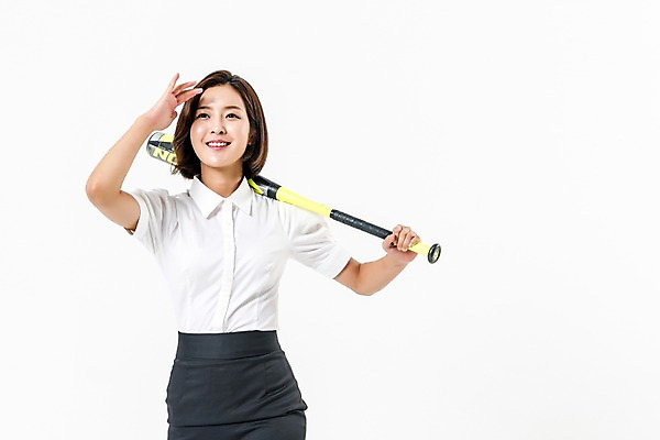 포토 JPG 스튜디오촬영 응시 여자 실내 한명 웃음 들기 정장 상반신 20대 성인 앞모습 야구 한국인 야구방망이 비즈니스우먼 성인여자한명만 국내포토 1 시선 옷 뷰포인트 비즈니스 모션 표정 사람 동양인 청년 내부 구기 야구용품 직장인 여자한명만 성인여자만 파일형식