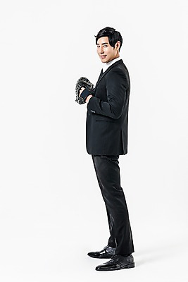 포토 JPG 스튜디오촬영 전신 남자 실내 한명 서기 웃음 정장 20대 성인 옆모습 야구 한국인 야구글러브 비즈니스맨 투수 성인남자한명만 국내포토 1 옷 뷰포인트 비즈니스 모션 표정 사람 동양인 청년 내부 구기 글러브 야구선수 직장인 남자한명만 성인남자만 파일형식