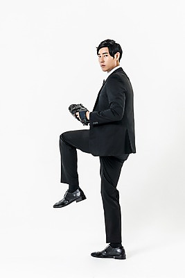 포토 JPG 스튜디오촬영 전신 남자 실내 한명 서기 정장 20대 성인 옆모습 야구 한국인 야구글러브 비즈니스맨 던지기 투수 다리들기 와인드업 성인남자한명만 국내포토 1 옷 뷰포인트 비즈니스 모션 사람 동양인 청년 내부 구기 글러브 야구선수 직장인 남자한명만 성인남자만 파일형식