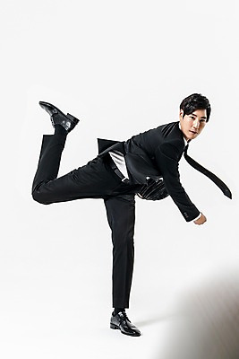 포토 JPG 스튜디오촬영 전신 남자 실내 한명 서기 정장 20대 성인 앞모습 야구 한국인 야구글러브 비즈니스맨 던지기 투수 다리들기 성인남자한명만 국내포토 1 옷 뷰포인트 비즈니스 모션 사람 동양인 청년 내부 구기 글러브 야구선수 직장인 남자한명만 성인남자만 파일형식