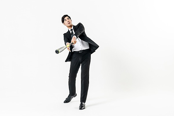 포토 JPG 스튜디오촬영 전신 남자 실내 한명 서기 들기 정장 20대 성인 앞모습 야구 한국인 야구방망이 비즈니스맨 스윙 성인남자한명만 국내포토 1 옷 뷰포인트 포즈 비즈니스 모션 사람 동양인 청년 내부 구기 야구용품 직장인 남자한명만 성인남자만 파일형식 직업 스포츠용품 스포츠 인종 남자만 성인만 오브젝트