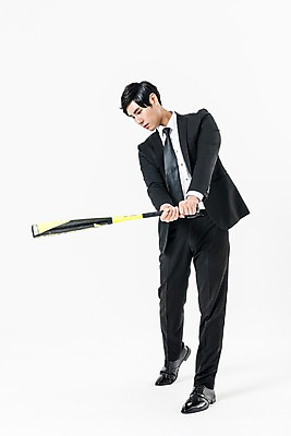포토 JPG 스튜디오촬영 전신 남자 실내 한명 서기 들기 정장 20대 성인 앞모습 야구 한국인 야구방망이 비즈니스맨 스윙 성인남자한명만 국내포토 1 옷 뷰포인트 포즈 비즈니스 모션 사람 동양인 청년 내부 구기 야구용품 직장인 남자한명만 성인남자만 파일형식