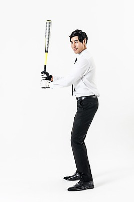 포토 JPG 스튜디오촬영 전신 남자 실내 한명 서기 웃음 들기 정장 20대 성인 옆모습 야구 한국인 야구방망이 비즈니스맨 스윙 성인남자한명만 국내포토 1 옷 뷰포인트 포즈 비즈니스 모션 표정 사람 동양인 청년 내부 구기 야구용품 직장인 남자한명만 성인남자만 파일형식