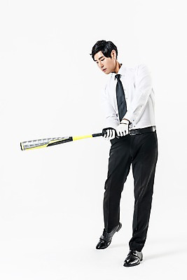 포토 JPG 스튜디오촬영 전신 남자 실내 한명 서기 들기 정장 20대 성인 앞모습 야구 한국인 야구방망이 비즈니스맨 스윙 성인남자한명만 국내포토 1 옷 뷰포인트 포즈 비즈니스 모션 사람 동양인 청년 내부 구기 야구용품 직장인 남자한명만 성인남자만 파일형식
