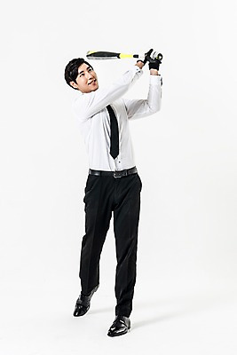 포토 JPG 스튜디오촬영 전신 남자 실내 한명 서기 웃음 들기 정장 20대 성인 앞모습 야구 한국인 야구방망이 비즈니스맨 스윙 성인남자한명만 국내포토 1 옷 뷰포인트 포즈 비즈니스 모션 표정 사람 동양인 청년 내부 구기 야구용품 직장인 남자한명만 성인남자만 파일형식