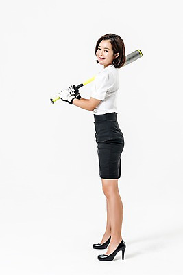 포토 JPG 스튜디오촬영 전신 여자 실내 한명 서기 웃음 들기 정장 20대 성인 옆모습 야구 한국인 야구방망이 비즈니스우먼 치마정장 성인여자한명만 국내포토 1 옷 뷰포인트 비즈니스 모션 표정 사람 동양인 청년 내부 치마 구기 야구용품 직장인 여자한명만 성인여자만 파일형식