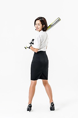 포토 JPG 스튜디오촬영 전신 여자 실내 한명 서기 웃음 들기 정장 20대 성인 뒷모습 야구 한국인 야구방망이 비즈니스우먼 뒤돌아보기 치마정장 성인여자한명만 국내포토 1 옷 뷰포인트 비즈니스 모션 표정 사람 동양인 청년 내부 치마 구기 야구용품 직장인 여자한명만 성인여자만 파일형식